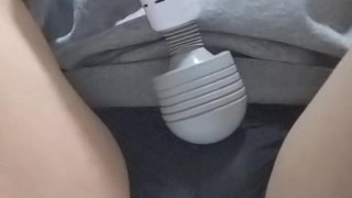 スパッツにパーカー姿の男の娘が電マで遊んでいたらおしっこを大量にお漏らししちゃった・・・