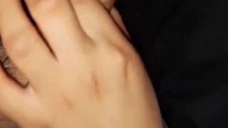 Le hago una rica mamada hasta correrse dentro de mi boca. Me encanta tragarme todo.