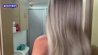 Teniendo sexo en el baño con la sexy Rashel