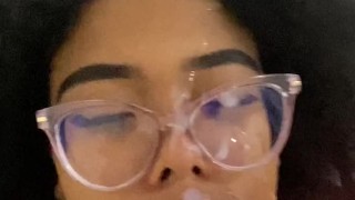 Encuentro masturbándose y me deja follarla para que no le diga a sus papás