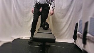 remo a una mano, de uniforme vigilante de seguridad, mostrando polla