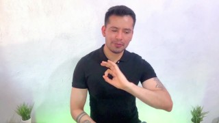 Joven twink dotado de 20cm penetra por primera vez al militar musculoso amigo de su padre. Relato