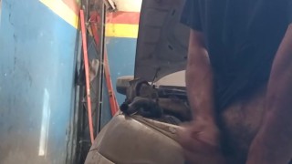 Mecânico se masturbando no trabalho