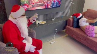 Papa Noel le da su enorme polla y su rica leche a chica latina como regalo de navidad.