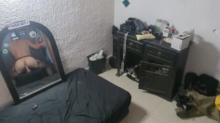 Entro al cuarto de mi hermano y me encuentro su dildo