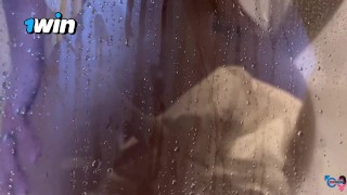 dopo la doccia mi scopa cosi forte da farmi squirtare tantissimo fino a colpirmi la bocca da sola