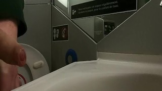 Je me vide les couilles dans les chiottes du train