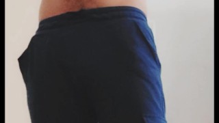 Hombre latino tocandose bien rico