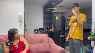 La puta de mi madrastra me observa viendo porno y se antoja que la folle duro y me le venga rico.