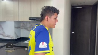 Descubro a mi pequeña hermanastra tomándose unas fotos en calzones y termino follandola duro y rico.