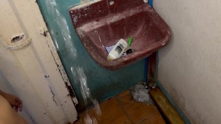 mi vecina lesbiana se mete conmigo en la ducha