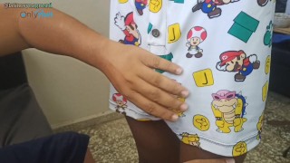 Le chupo la enorme y gruesa verga a mi vecino y me encanta cuando me da con el en la cara.