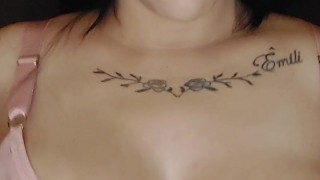 BRINCANDO COM MEUS TETÕES