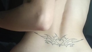 Dejo que mi hermanastro se corra en mi culo apretado