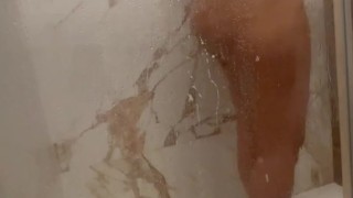 Me meto a la ducha con mi hermanastra y me la follo durísimo