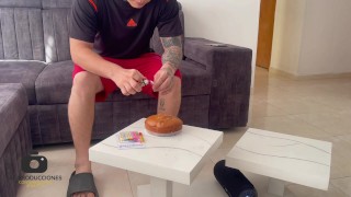 La puta de mi vecina me sorprende en mi cumpleaños y me deja correrme en su boca como regalo.