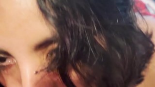 Daniela me da una mamada profunda y me chupa las bolas