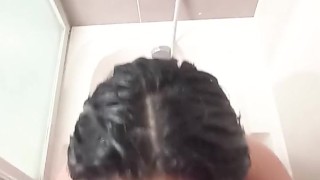 Dani me baña y me da una mamada profunda