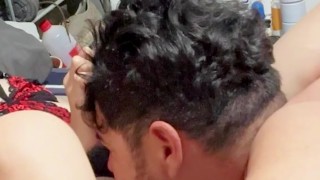 Mi hermanastro me deja mamarle su polla