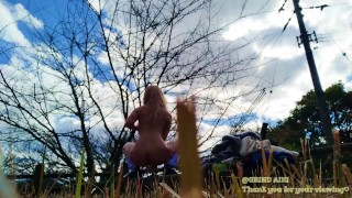 「最高♪気持ちよすぎ♡」青空の下で公園で露出オナニーするギャル