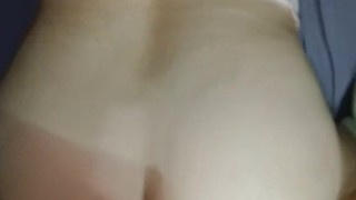 Perrito casual con mi novia en casa