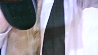 en la ducha, orinado, mojado de traje y corbata