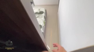 Espio a escondidas a mi linda hermanastra mientras se ducha y termino cogiendola mas duro que su nov