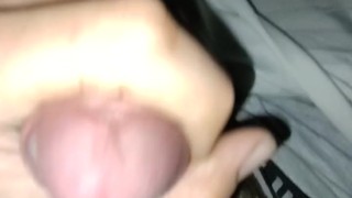 Me saco mucha leche en la cama, masturbación casera