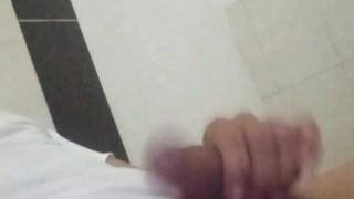 Me ago una paja y me sale mucho semen