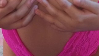 ME GUSTA TOCARME LAS TETAS, NECESITO QUE ALGUIEN ME AYUDE CON MI CALENTURA