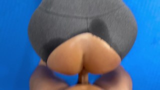 Latina se folla a su profesor de yoga en el gym y él se corre en su coño