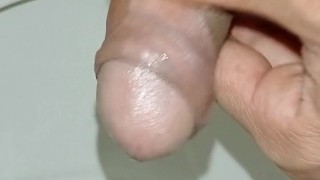 hombre joven desesperado pissing, erección matutina, primer plano