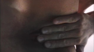 Encuentro a mi vecina masturbandose y la ayudo a llegar al squirt