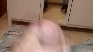 Sega con parolacce, tanta sborra nello specchio