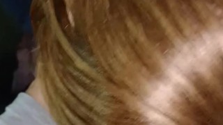 Rubia me la chupa al lado de la PC en vivo