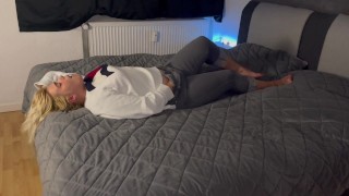 Multiple orgasmen Bett zittern zucken stöhnen blond Jeans geil nass versaut Vorspiel vor dem Sex