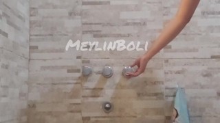 MI HERMANASTRA MEXICANA ME ENVIA SU VIDEO EN LA DUCHA PARA EXCITARME QUE RICO SE BAÑA