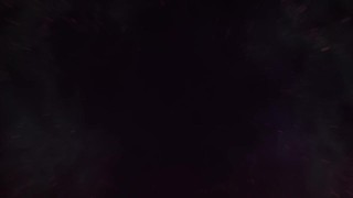 Madrastra consuela a su hijastra inocente mientras se la folla su marido con engaños.