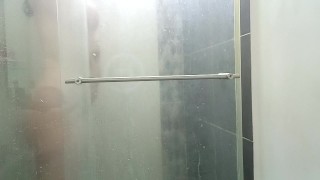 bañarse y vistiendose con su coño depilado
