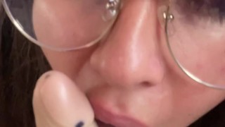 Me encanta chupar e imaginar que es tu polla