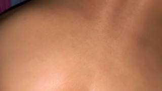 La arrecha de mi h3rmanastra viene a consentirme después de sus clases.