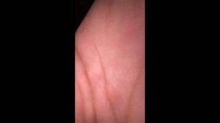 Joven sexy da placer a su enorme polla solo en su cama