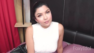 Follamos en la recamara de la mama de el mejor amigo de mi novio durante la fiesta