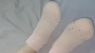 Medi muestra sus pies con medias cortas y su cola