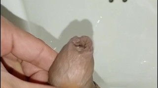 pissing desesperado en un baño publico casi me pillan