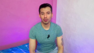 Futbolista hetero pone a que el joven mesero le haga sexo oral a su vergota en los baños publicos!