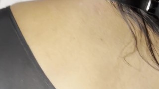 compartiendo esposa con los ojos vendados en cuatro y por el culo grita de placer