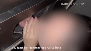 CASADA PAGANDO BOQUETE NO GLORY HOLE E DANDO NO PELO - KARENKISS