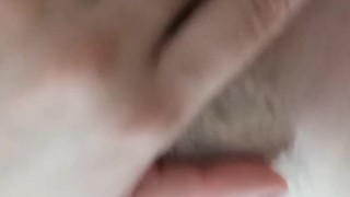 Chica caliente tocándose y pensando en el