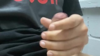 A media clase me voy al bano a pensar en la maestra